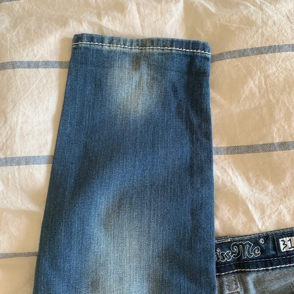 Säljer ett par miss me jeans på grund av att det inte riktigt är min stil. Köpte för 900kr på sellpy men börjar budet på 350kr på grund av att jag vet att många vill diskutera pris. Skulle säga att de är lite mindre i storlek och de är raka i modellen❤️. Jeans & Byxor.