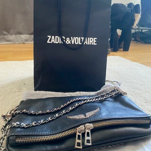 Zadig väska - Säljer min Zadig väska som har varit en favorit länge, men som jag tyvärr inte andvänder lika ofta. Den är lite rostig vid banden annars är den i bra skick. Det tillkommer två band, ett längre band och ett kortare band❤️