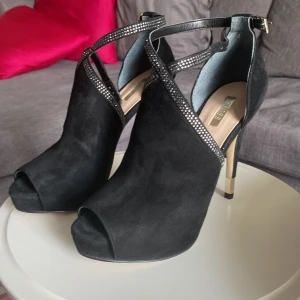 Guess skor  - Helt nya guess skor klack. Oanvända helt fräscha. 