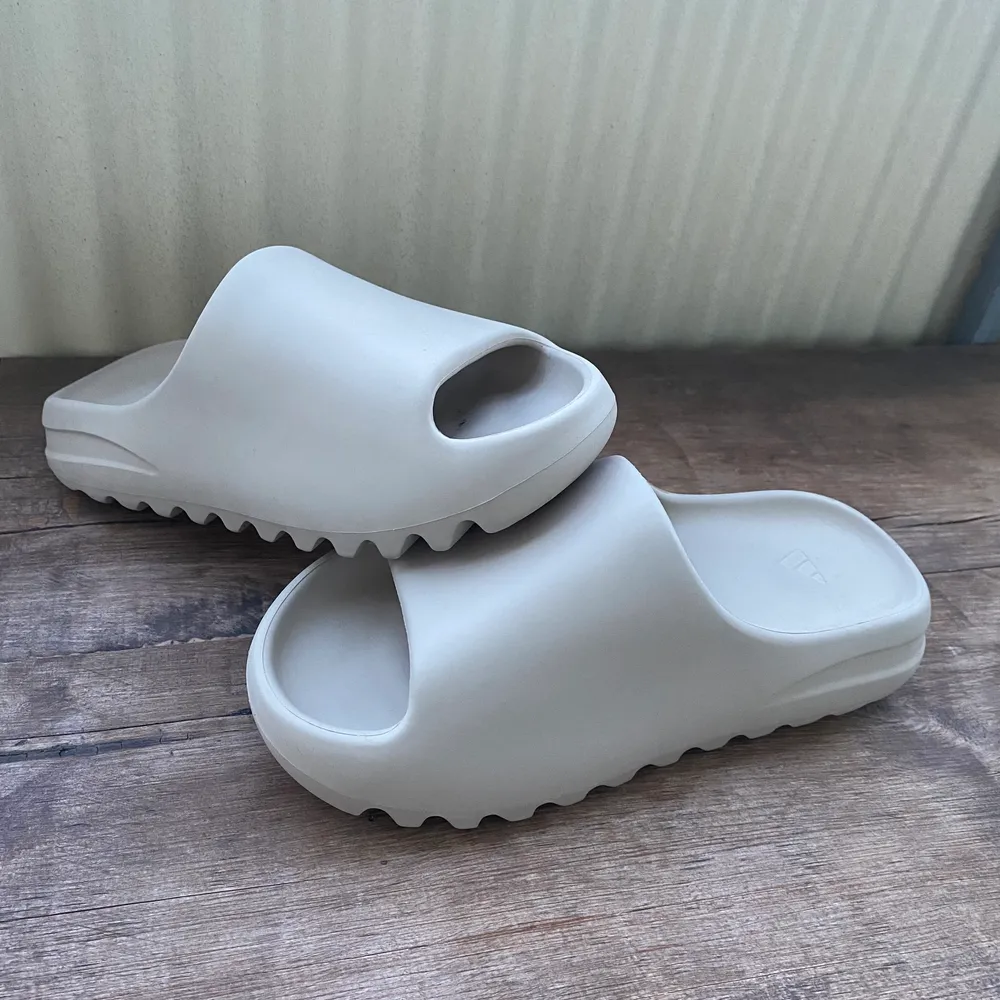 Säljer mina nya endast testade yeezy slide pure i storlek 38. Passar den som har storlek 36 vanligtvis eftersom tofflorna är små i storleken. . Skor.