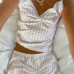 Hjärt topp från Brand Melville - Säljer nu denna sjukt populära och slutsålda toppen från Brandy Melville. Toppen har aldrig kommit till användning och därav är den i nytt skick❤️Frakten ligger på 45kr💕 Högsta bud:260kr