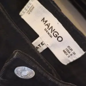 Jeans från Mango i storlek 38. Sköna och super snygga men har knappt används alls förutom ett enstaka gånger.