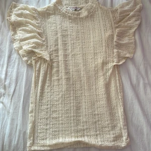 Blus - Säljer denna sjukt fina blusen!! Säljer då jag den tyvärr aldrig kommer till användning har använt kankse 2 gånger❤️ Linnet hör till blusen men man kan ha utan. Säljer för 150kr + frakt (50kr)❤️