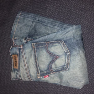 Levis lågmidjade jeans  - Fina lågmidjade Levis jeans i en straight modell. Ett lågt pris pågrundav att de är lite slitna fram. Kan tyvärr inte ta bild på då dom är för små för mig. De är långa och gör över mina fötter och ner till marken, är 168. 