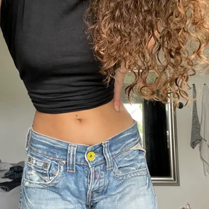 Lågmidjade vintage jeans - Lågmidjade äldre replay jeans. Sitter fint på mig som är 160cm/storlek s. Jeansen är lägre där fram än där bak. KLICKA INTE PÅ KÖP NU😊