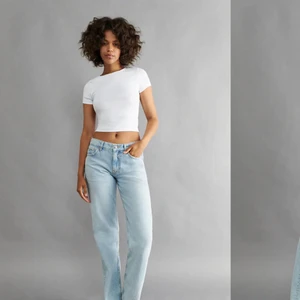 Helt nya jeans från Gina! - Gina Tricot low straight jeans Helt nya jeans, prislapp kvar! Superfina! Nypris: 500kr🥰🥰 Storlek 36 Långa till mig som är 172!