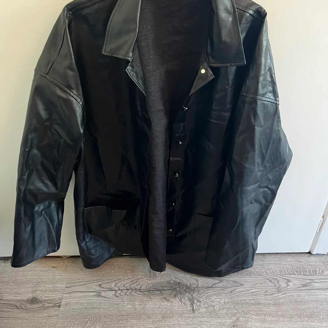 En cool oversize skinjacka