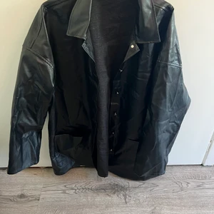 En cool oversize skinjacka - Denna har jag inte använt en enda gång för den är lite för baggie för min smak, men jag hoppas någon annan hittar den och kommer trivas bättre än vad jag gjorde. Den är väldigt fin och stilig men samtidigt cool.