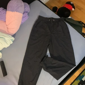 cargo/ parachute byxor - byxor köpta från bershka för några år sedan, har inte använts så mycket.  Har dragsnören i botten och midjan