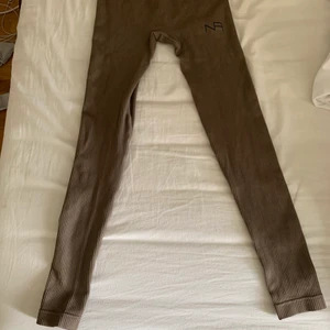 NA träningsbyxor  - Jätte fina träningsbyxor i stl XS frakten e inräknad i Priset 