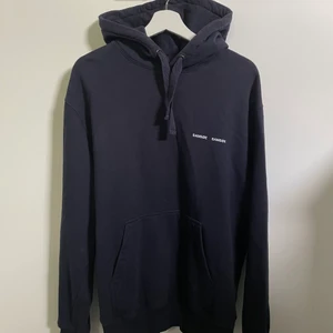 Samsøe Samsøe hoodie - Samsøe Samsøe hoodie köpt på Volt för nypris på 1400kr, knappt använd (skick enligt bild). Storlek M och köparen står för frakt (60kr)!