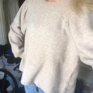 Stickad tröja - Beige stickad tröja från mango!! Perfekt till hösten!! Kontakta mig för mer info❤️