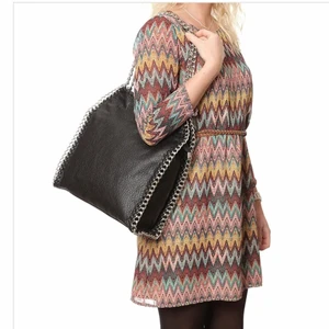 Väska med kedja - Superfin väska med kedja från scorett i bra skick!  Köpt från scorett där priset ligger på 599kr. Bilderna är lånade från scoretts hemsida. 