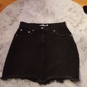 Jeanskjol - Säljer den här super fina kjolen som tyvärr är för stor för mig, den är från NA-KD, jag köpte den för runt 400 men säljer den för 150,men har så sjukt mycket kläder som behövs säljas så tänkte uppdatera lite nu ikväll!❤
