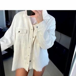 Zara jacka  - Vit zara jacka. Fint skick.