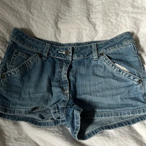Låg midjade jeans shorts💋 - Bra skick köpt second hand💋 Köpt för några månader sedan men använda typ 2 gånger så bra skick💋 Lågmidjade
