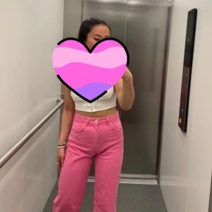 Jeans bershka - Helt oanvända rosa jeans från bershka, säljer då jag köpte två par och hann inte lämna tillbaka ett av dem!💗