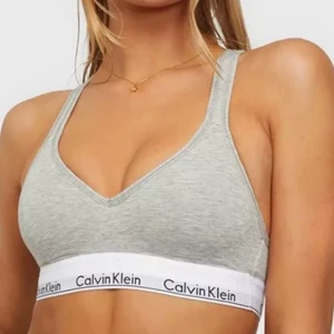 Calvin Klein Bralette i nyskick  - Säljer en bralette från Calvin Klein i väldigt fint skick. Endast använd 2 gånger, säljer på grund utav fel storlek.