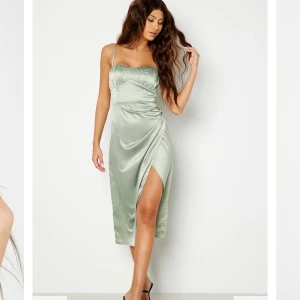 Silke klänning  - Säljer denna fina klänning. Använd endast 1 gång. Perfekt till bröllop! 