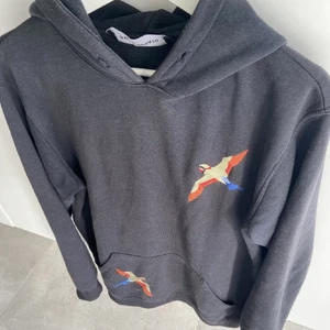 Axel Arigato hoodie - Jätte snygg och skön Axel Arigato hoodie! Har tyvärr inte snörena kvar då jag tidigare tagit ut de, och nu inte vet vart de är❣️