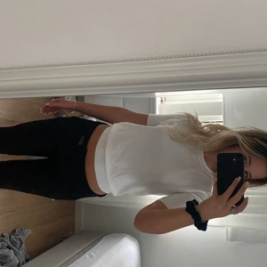 zara stickad t shirt - superfin vit stickad t shirt från zara, prislappen är kvar❤️❤️🫶🏻