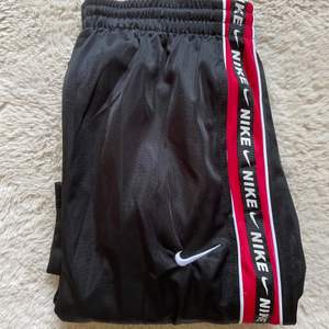 Säljer dessa fina byxor från Nike 💕 Om många är intresserade blir det budgivning. Köparen står för frakt. 