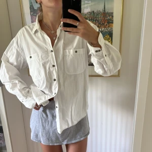 Vit skjorta - En vit skjorta köpt second hand