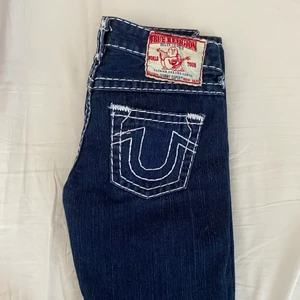 True religion jeans  - Skinny trueys, strlk 27! Bra skick men knappen är lite lös. Sitter bra på mig som är runt 157 cm. Skriv privat om du undrar något eller vill ha fler bilder hur de sitter på 😊 Kan tänka mig att gå ner på priset vid snabb affär