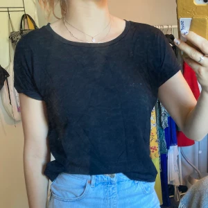 Svart t-shirt - Svart t-shirt med svagt mönster på. Väldigt stretchig Upplevs som en strl 38