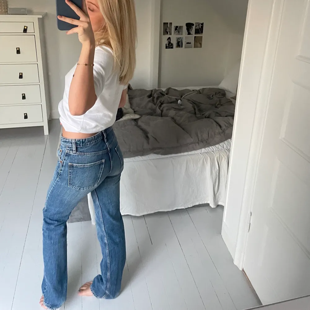 Jag säljer nu ett par av mina favoritjeans ifrån zara, verkligen älskar dessa jeans och modellen men jag har helt enkelt växt ur dom. 💞💞 säljer även samma modell fast svarta. Jeans & Byxor.