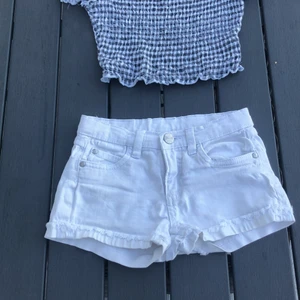 Kappahl shorts - Ett par shorts från Kappahl i storlek 134 jag har storlek 152-158 och de vart låg Låg midjade 