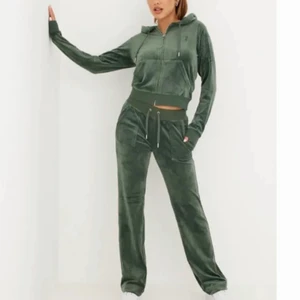 Juicy Couture - Helt oanvänt Juicy Couture set med prislappar på i färgen Dark Moss. Använder inte då dem är för långa på mig, hör av er vid direktköp <3  kan fraktas och möta upp 