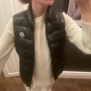 Moncler Väst - Säljer denna svarta moncler västen i storlek 1, vilket motsvarar XS/S❤️ inga defekter på västen❤️ möts upp och fraktar!! Köpt på NK i Stockholm för några år sedan, eftersom det var ett tag sen så har jag tyvärr inte något kvitto kvar❤️