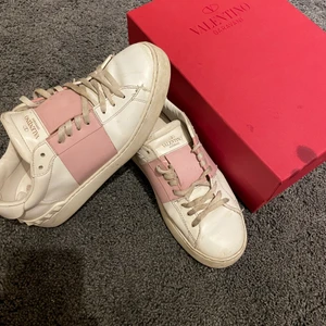 Valentino skor  - Säljer mina älskade valentino skor, använda en hel del men fortfarande snygga🤍 Skolåda & äkthetsbevis medföljer! Nypris: 5350 Man kan byta skosnörena till vanliga vita har gjort de själv några gånger så blir dom ännu fräschare. Buda i kommentarerna🤍