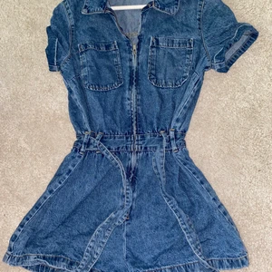 Denim jumpsuit - Jättefin jumpsuit i jeans från H&M! Aldrig använd, bara testad, så är i nyskick💙 Lappen säger strl 40 men skulle definitivt säga att den är mer som 36/liten 38. Snyggt knytning i midjan och sitter väldigt bra!