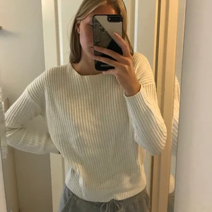 Vit stickad tröja - Vit stickad tröja med öppen rygg från Nelly i strl xs. Mycket fint skick. Kan skicka fler bilder❤️ Köpare står för frakt.