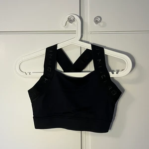 Röhnisch - En jättesnygg och bekväm sport-bh från Röhnisch som tyvärr var för liten för mig. Står storlek S men är absolut en XS. Aldrig använd då den är för liten för mig. Frakt inräknat i priset. ❤️ 