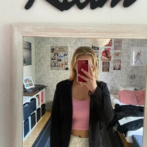 Kavaj/ Blazer i XS - Svart kavaj från Lager 157. I fint skick utan slitage, använd fåtal gånger. Kavajen har två fickor samt två knappar. I dam-modell. Kontakta mig vid frågor 🫶🏼