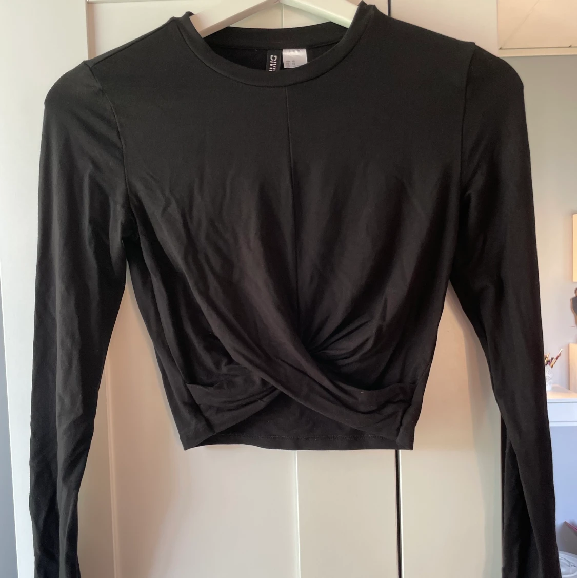 Svart tröja med detalj