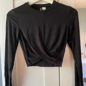 Svart tröja med detalj - Svart tröja med detalj från hm i storlek xs, säljer för 50kr plus frakt