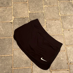 Nike tenniskjol - En fin nikekjol som tyvärr blivit för kort. Storlek M i barnstorlek men passar nog även på en xs❤️