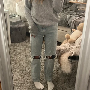 Jeans med hål i. - Ett par jeans med hål i ifrån Young gina. Passar mig som är 1,58/1,59 lång. Använt de ett fåtal gånger. Säljer de för jag inte använder de så ofta.💫💫Köparen står för frakten. Kommentera gärna om ni vill fråga något eller ha budgivning.