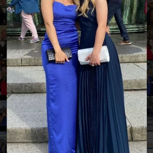 Balklänning - Sorry för extremt dåliga bilder men säljer iallfall min balklänning som jag använt en gång! Den har en liten fläck på framsidan (se bild) som jag inte försökt få bort. Klarblå i färgen och passar mig som är 162cm. Nypris 1200kr 💙 