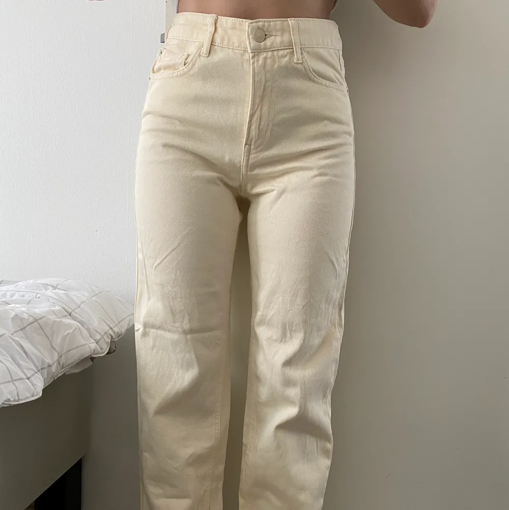 Mom fit jeans from hm in off white color. Worn once. Size 34 . Jeans & Byxor.