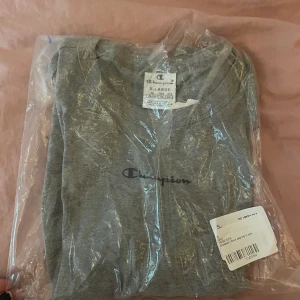 Champion t-shity - Råkade beställa två! Obs, storleken är XL enligt lappen men tröja är verkligen inte rätt till den storleken! Tröjan är ungefär som en S-M!