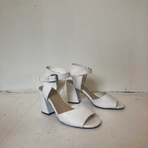 Vita klackskor  - Vita klackskor från märket VOX 🤍🌷 Storlek: 38