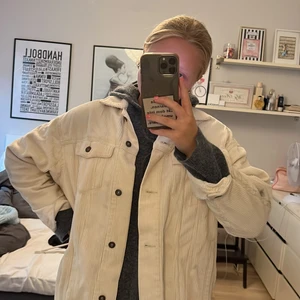 Zara jacka - Säljer denna jätte fina Manchester jackan ifrån zara. Den är passar till allt och jätte skön att ha i början av höst och våren! Möts helst upp