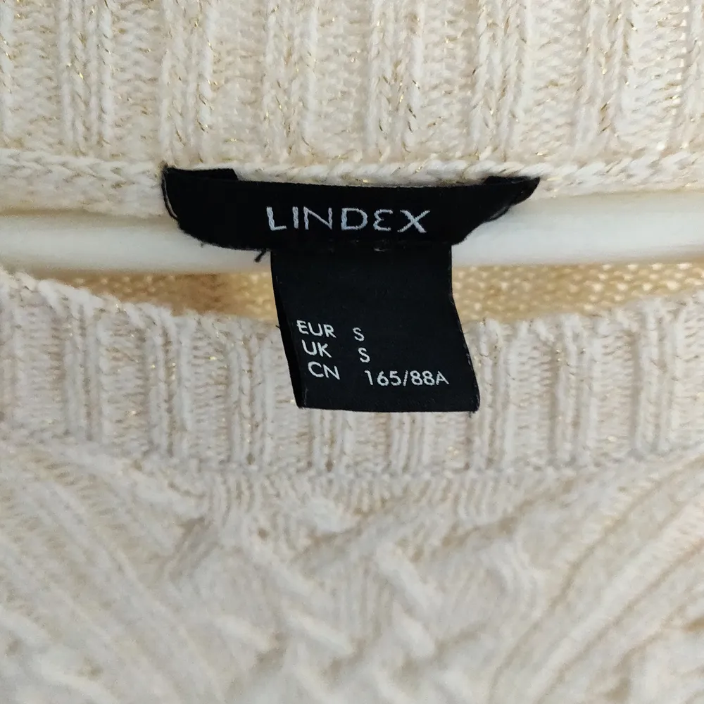 Stickad tröja med guldtrådar från Lindex. Köparen står för frakten 🌼. Stickat.