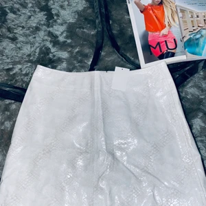 Kjol  - Kort kjol offwhite i "ormskinn" pris: 100:- nypris: 599:-