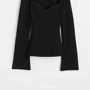 Topp  - Någon som har denna i storlek s I svart och beige 